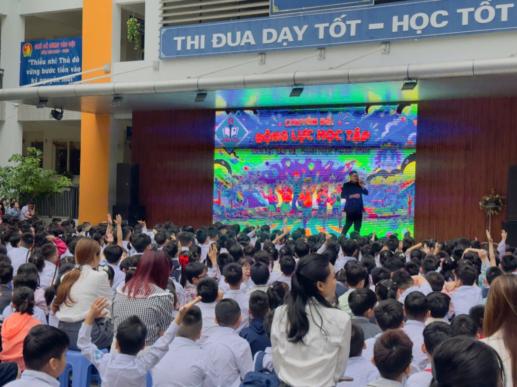 Diễn giả Nguyễn Thế Việt: Người “Truyền Lửa” Động Lực Cho Thế Hệ Học Sinh Thời Đại Mới